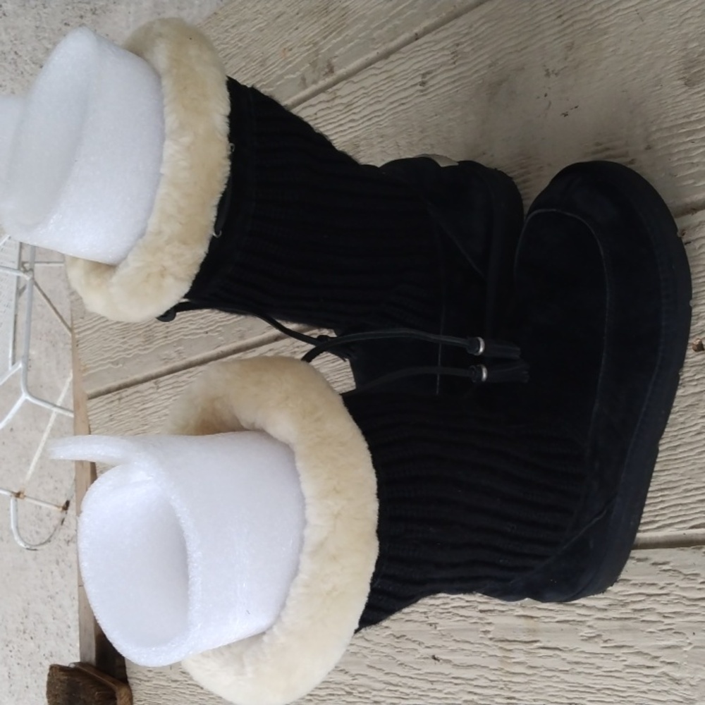 UGG AUSTRALIA BOOTS - Picture 2 of 9